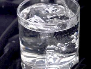 每天喝水少于8杯容易患肾结石